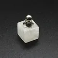 Gros plan d'un pendentif flacon de parfum carré en cristal blanc avec bouchon en métal - Cristal de Roche (Argenté)
