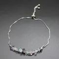 Vue détaillée d'un bracelet réglable orné de copeaux de cristal de fluorite naturelle - Fluorite Colorée