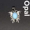 Exquisiter silberner Mottenanhänger mit einem hellblauen ovalen Opalit-Edelstein - Opal