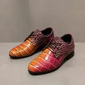 Elegante Herrenschuhe mit spitzer Zehenpartie und orangefarbenem Krokodilmuster-Finish - 40 / Modetrend 154 / Rotbraun