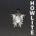 Mottanhänger aus weißem Türkis mit silberfarbenem Metallrahmen und feinen Flügeln - Howlith
