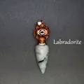 Collana con ciondolo a cono in labradorite naturale con sfera filigranata oro rosa - Stile Cono Sfera Traforata / Labradorite (Oro Rosa)