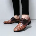 Elegante Herren-Schnürschuhe mit spitzer Kappe und brauner Krokodil-Lederprägung Textur - 40 / Modetrend 154 / Dunkelbraun