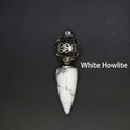 Ciondolo in pietra di turchese bianco naturale con dettaglio di sfera traforata in argento - Stile Cono Sfera Traforata / Howlite Bianca (Argento)