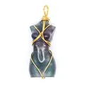 Primer plano de un colgante de torso en fluorita natural con alambre dorado - Tallado de Torso de Diosa (Aprox. 5cm) / Fluorita de Colores