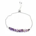 Détail d'un bracelet réglable avec des pierres d'améthyste irrégulières pour femme. - Améthyste