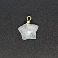 Detalle de un colgante de piedra natural facetada en forma de estrella para joyería hecha a mano - Cristal de roca