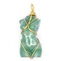 Detalle del colgante de torso de diosa en piedra natural verde con hilo de oro envuelto - Tallado de Torso de Diosa (Aprox. 5cm) / Aventurina verde