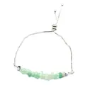 Détail d'un bracelet coulissant réglable avec éclats de pierres minérales vertes sur chaîne argent - Jade aventurine
