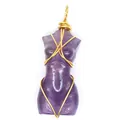 Vista de detalle del colgante de torso femenino de amatista hecho a mano con hilo de oro - Tallado de Torso de Diosa (Aprox. 5cm) / Amatista