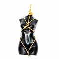 Detalle de colgante de piedra natural negra hecho a mano con forma de torso de mujer - Tallado de Torso de Diosa (Aprox. 5cm) / Obsidiana