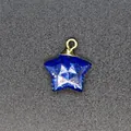 Detalle macro que muestra la superficie facetada de un colgante de estrella de piedra azul - Lapislázuli