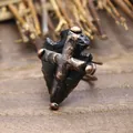 Vue détaillée de la bague pointe de flèche en obsidienne avec cage en croix cuivrée - Design de Croix en Pointe de Flèche / Pierre Brute Noire (3)