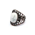 Elegante anello traforato in bronzo antico con inserto in pietra di marmo bianco. - Howlite
