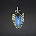 Detailansicht eines silbernen Drachenkrallen-Anhängers mit blauem Stein - Opal