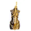 Vista detallada de colgante de torso femenino de ojo de tigre con hilo dorado - Tallado de Torso de Diosa (Aprox. 5cm) / Ojo de tigre
