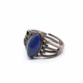 Vista dettagliata di un anello traforato in bronzo antico con pietra marquise blu - Lapislazzulo