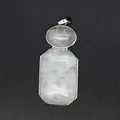 Dettaglio di un ciondolo geometrico in quarzo bianco naturale montato in argento - Cristallo di rocca