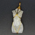 Primer plano detallado del colgante de torso de mujer en piedra natural con hilo de oro - Tallado de Torso de Diosa (Aprox. 5cm) / Cristal de roca