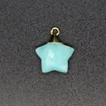 Primer plano de colgante de estrella facetada en piedra natural azul claro y oro. - Amazonita