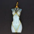 Vista macro dettagliata di un colgante de torso femenino de opalita con alambre dorado fino - Tallado de Torso de Diosa (Aprox. 5cm) / Ópalo