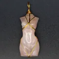 Detalle macro del colgante de cuarzo rosa hecho a mano con silueta de cuerpo femenino - Tallado de Torso de Diosa (Aprox. 5cm) / Cuarzo rosa