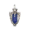 Detaillierte Nahaufnahme eines silbernen Drachenkrallen-Anhängers mit Lapislazuli - Lapislazuli
