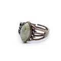 Dettaglio anello regolabile vintage con pietra naturale ovale e finitura in rame antico - Labradorite