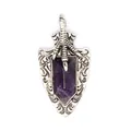 Detaillierte Nahaufnahme eines Vintage-Drachenkrallen-Anhängers mit lila Kristallstein - Amethyst