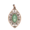 Dettaglio di un ciondolo vintage in bronzo traforato con pietra naturale verde ovale - Giada avventurina