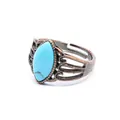 Primo piano di anello vintage con turchese, finitura in bronzo antico e motivo traforato - Turchese blu