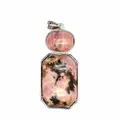 Primo piano di un ciondolo in rodonite rosa naturale con montatura geometrica argento - Rodocrosite