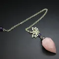 Detalle de alta calidad de un péndulo de cuarzo rosa natural con loto plateado - Cuarzo rosa