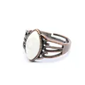 Dettaglio macro di anello in rame antico con pietra di turchese bianco marquise - Howlite