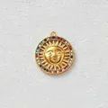 Dettaglio di un ciondolo a sole in acciaio inossidabile dorato con zirconi multicolore - Ciondolo Sorriso del Sole Multicolore (D173-2)