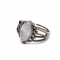 Anello vintage in bronzo traforato con pietra di opale bianco e finitura anticata - Quarzo rosa