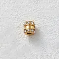 Detailansicht einer vergoldeten Edelstahlperle mit funkelndem Zirkonia-Inlay-Besatz - Zylinderperle (Z3-2) / Gold mit weißem Zirkonia
