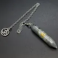 Dettaglio ciondolo a pendolo in labradorite esagonale con simbolo Om dorato e catena. - Labradorite