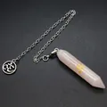 Dettaglio di pendolo esagonale in quarzo rosa con simbolo Om dorato su catena d'argento. - Quarzo rosa