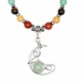 Detalle en primer plano del collar de piedras chakra con colgante de luna hecho a mano - Aventurina verde