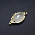Primo piano dettagliato di un connettore in pietra naturale con micro-pave di cristalli - Cristallo di rocca