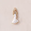 Detailansicht eines vergoldeten Emaille-Anhängers in Form einer Frau im weißen Kleid - Weiße Kleid Dame Stil