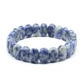 Vue détaillée montrant la texture du bracelet à facettes en pierre naturelle tachetée bleue et blanche - Jaspe à Points Bleus