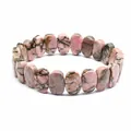 Vue macro de la texture détaillée d'un bracelet en pierre naturelle de rhodonite rose - Rhodonite