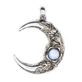 Nahaufnahme eines Vintage-Mondsichelanhängers mit Blumenmotiven und blauem Opalstein. - Opal