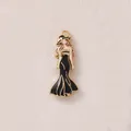 Detailansicht eines eleganten Damenanhängers mit schwarzem Emaille-Kleid - Schwarze Kleid Dame Stil