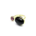 Gros plan d'une bague vintage plaquée or avec pierre noire et cristal violet - Bague Vintage Obsidienne / Obsidienne