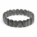 Vue détaillée de perles en pierre naturelle facettée gris foncé sur un bracelet élastique - Obsidienne Argentée