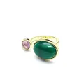 Vue rapprochée détaillée d'une bague rétro dorée avec pierre ovale verte et cristal rose - Bague Vintage Agate Verte / Agate verte