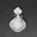 Gedetailleerd beeld van een witte natuurstenen ruitvormige fles voor etherische olie - Zilverkleurige accessoires / Bergkristal